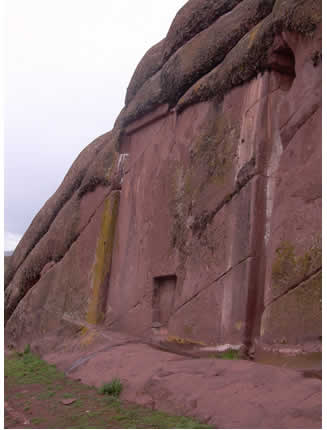 Felsentor Aramu Muro oder Willca Uta nahe dem Titicacasee in Puno