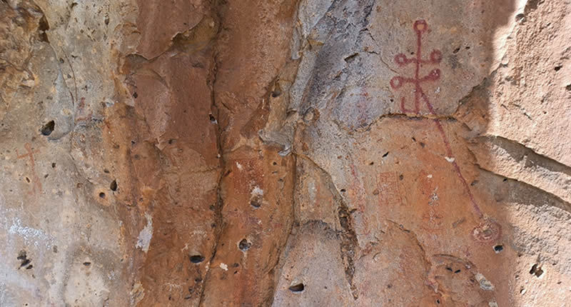 Steinzeitliche und koloniale Felsbilder im Hochland von Zepita