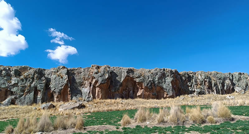 Vulkanischer Felsriegel mit bis zu 8 Metern Höhe und 850 Meter lang