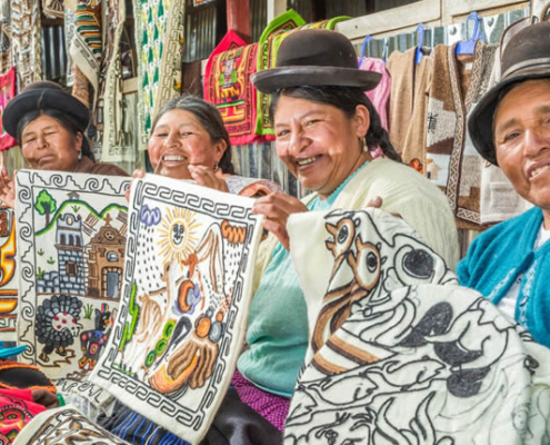 Kunsthandwerk in Juli – bestickte Tapices und Textilien aus den Anden