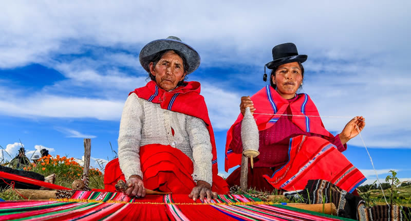 von Hand gewebte und gestrickte Kleidungsstücke