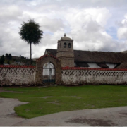 Capilla de San Pedro de Challapampa – capilla andina rural con retablo maestro