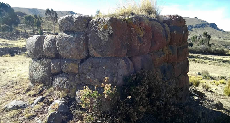 Chullpas von Asirune bei Pomata Chullpas von Asirune bei Pomata