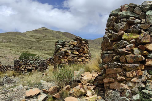 Chullpas de Santa María – torres funerarias preincaicas cerca de San Antón