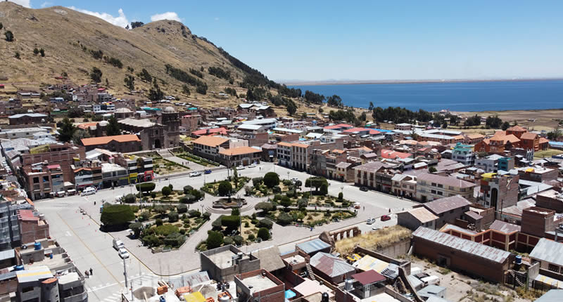 La ciudad de Juli – joya colonial a orillas del lago Titicaca. Vista de la Plaza Mayor