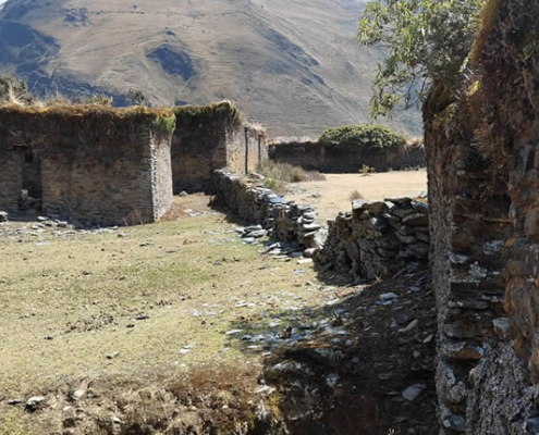 Sitio arqueológico Phisqa Punku – kallanka de cinco puertas en el altiplano de Carabaya Sitio arqueológico Phisqa Punku – kallanka de cinco puertas en el altiplano de Carabaya
