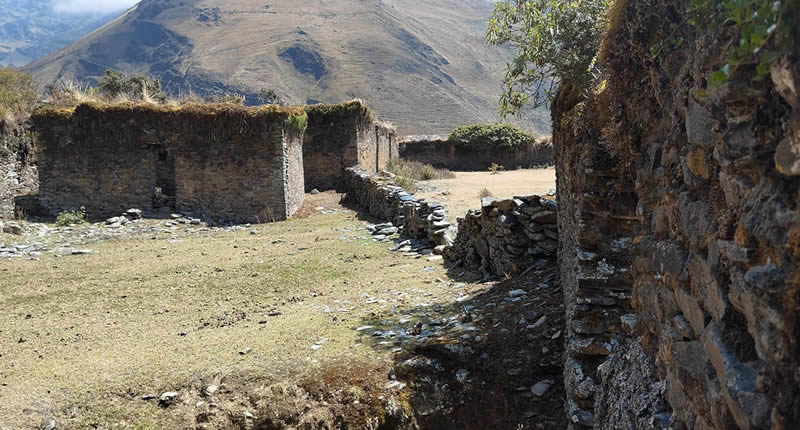 Sitio arqueológico Phisqa Punku – kallanka de cinco puertas en el altiplano de Carabaya