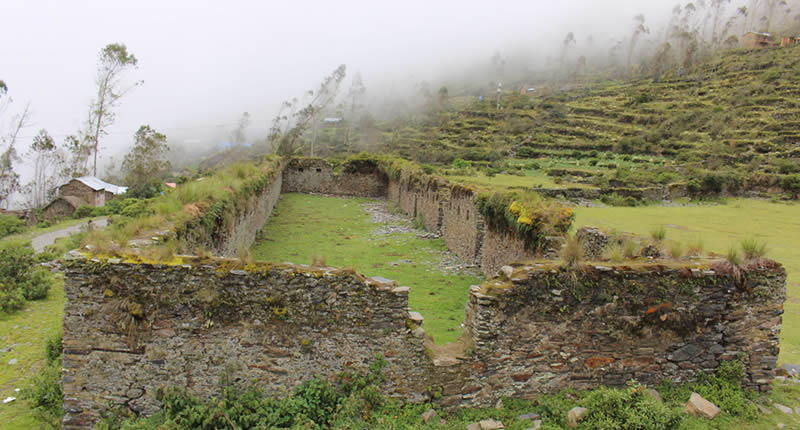Terrazas monumentales y patio hundido