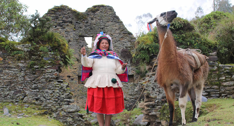 Población local en Phisqa Punku