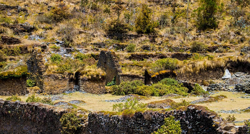 Sitio arqueológico Phisqa Punku cerca de Usicayos, en Carabaya