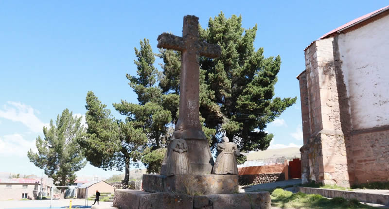 Kreuz der Evangelisierung von Chucuito am Atrium der Kirche