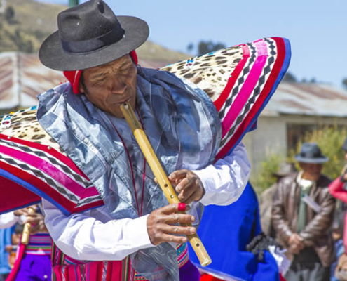 Tanz Q’arapulis oder Quena Quena in Juli Tanz Q’arapulis oder Quena Quena in Juli