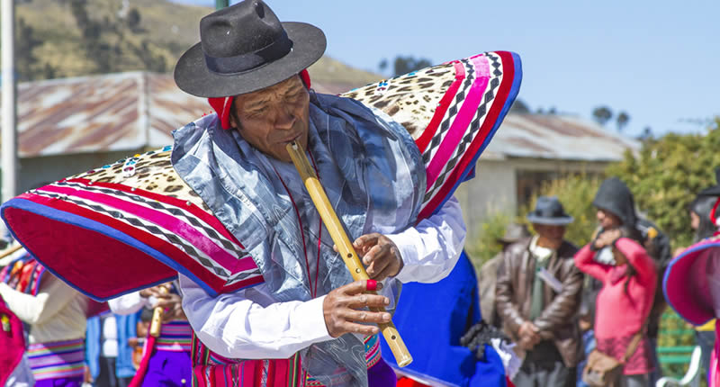 Tanz Q’arapulis oder Quena Quena in Juli