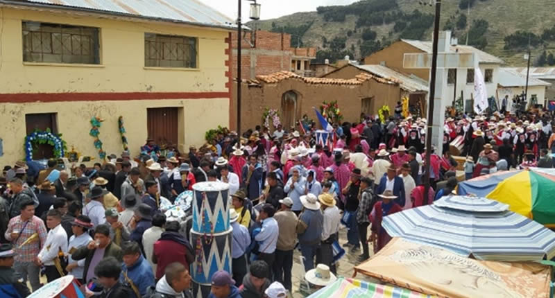 Fest des Heiligen Kreuzes im Mai in Huancané