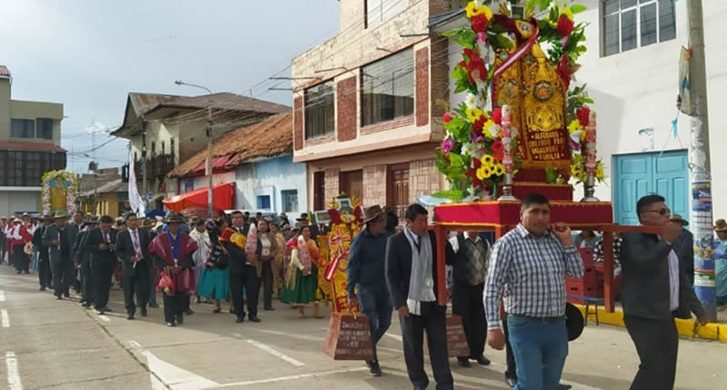 Prozession und Tänze beim Fest des Heiligen Kreuzes im Mai in Huancané