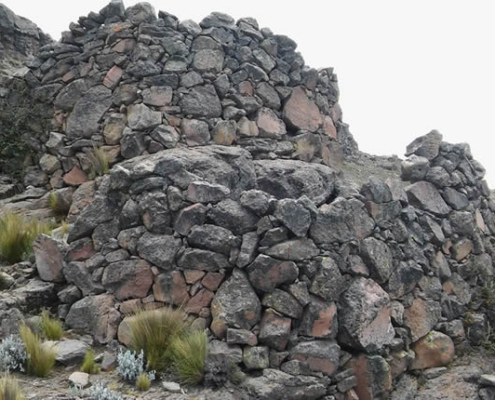 Fortaleza de Tanapaca: ciudadela aymara en la montaña, cerca de Juli