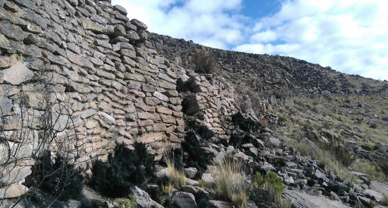 Aymara-Bergfestung über den Terrassenfeldern des Altiplano