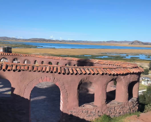 Glorieta – mirador de Chucuito con vista al lago Titicaca Glorieta – mirador de Chucuito con vista al lago Titicaca