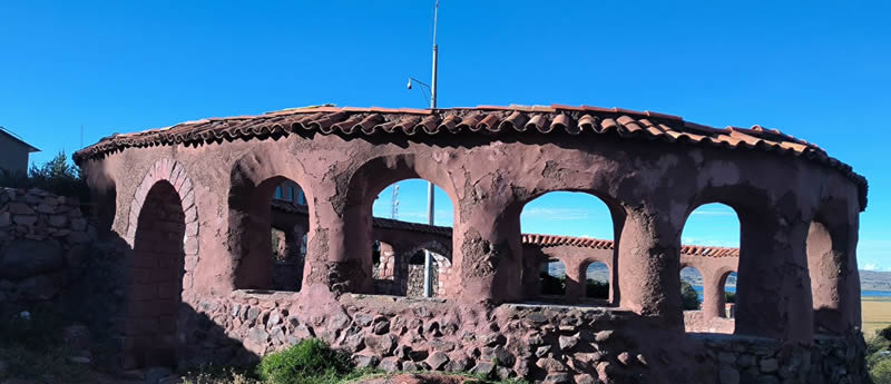 Ovale Bauform und Arkadengang