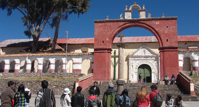 Plaza Colonial de Chucuito – Herz der Königlichen Truhenstadt