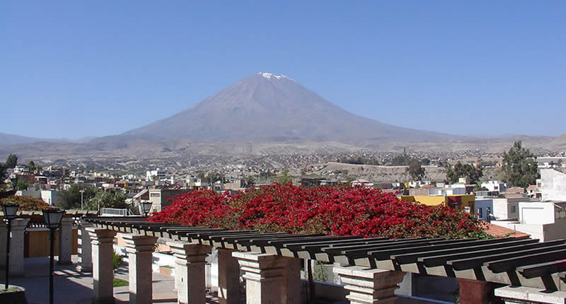 Plaza de Yanahuara in Arequipa mit Blick auf den Vulkan Misti
