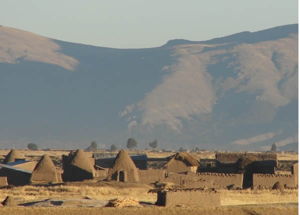 Erdhäuser auf 3.800 und 4.000 Metern Höhe auf der Hochebene des Collao