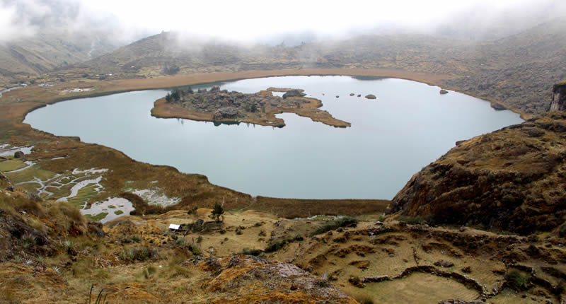 Sitio arqueológico de Pitumarka y Pukara – ciudad de terrazas sobre la laguna Allpiccota