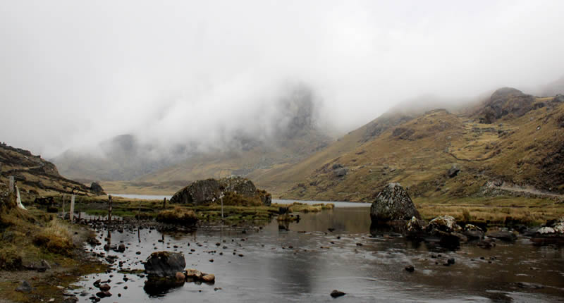 Sitio arqueológico de Pitumarka y Pukara sobre la laguna Allpiccota en Ayapata, Carabaya, Puno