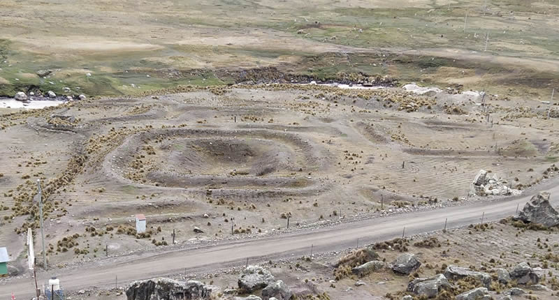 Cumbre rocosa sagrada en las alturas de Carabaya