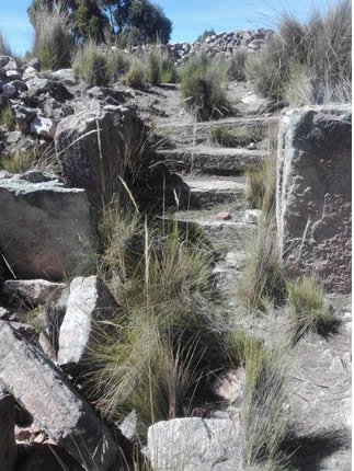 Versunkener Tempel der archäologischen Stätte Inka Queñalata im Altiplano
