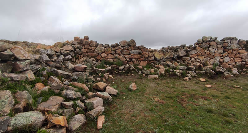 Archäologische Stätte Machu Asillo – Calvario de Asillo über dem Altiplano von Puno