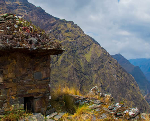 Sitio arqueológico Marka Marka II – andenes, chullpas y tierra de osos cerca de Usicayos Sitio arqueológico Marka Marka II – andenes, chullpas y tierra de osos cerca de Usicayos