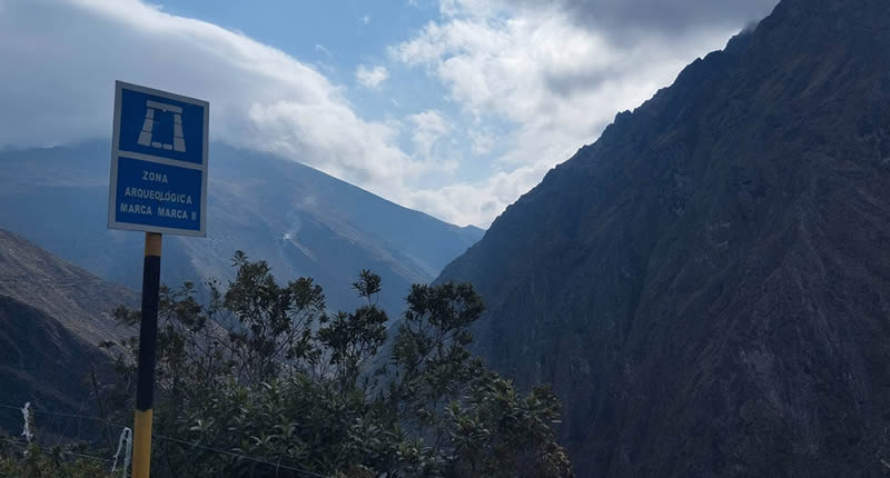 Sendero hacia Marka Marka II en el valle de Usicayos