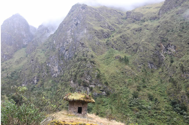 Terrazas, chullpas y valle fluvial en Carabaya