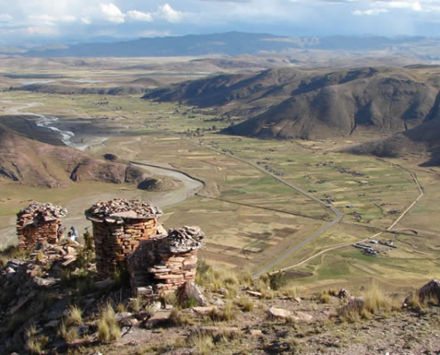 Sitio arqueológico de Inampu – chullpas sobre el Altiplano andino de Puno