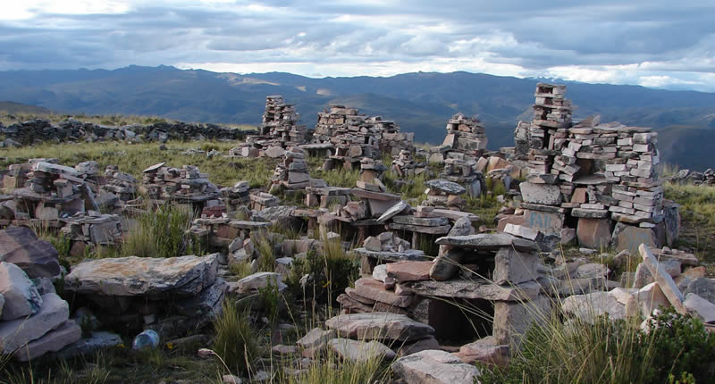 Sitio arqueológico de Inampu: chullpas en el Altiplano de Puno