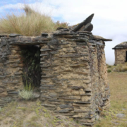 Sitio arqueológico de Wat’amarka – chullpas sobre el valle de Coasa
