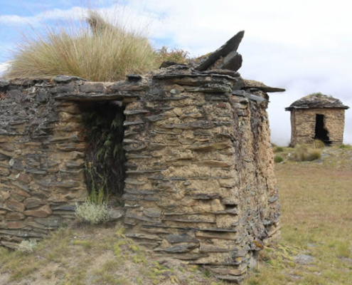 Sitio arqueológico de Wat’amarka – chullpas sobre el valle de Coasa Sitio arqueológico de Wat’amarka – chullpas sobre el valle de Coasa