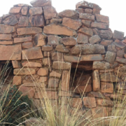 Sitio arqueológico de Wilakaya – fortificación y asentamiento en el cerro cónico cerca de Coasa