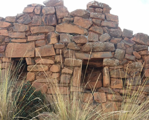 Sitio arqueológico de Wilakaya – fortificación y asentamiento en el cerro cónico cerca de Coasa Sitio arqueológico de Wilakaya – fortificación y asentamiento en el cerro cónico cerca de Coasa