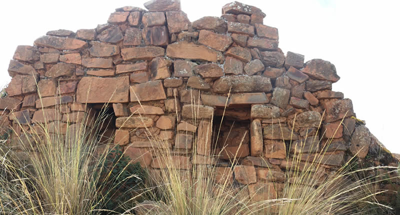 Sitio arqueológico de Wilakaya – fortificación y asentamiento en cerro cónico cerca de Coasa