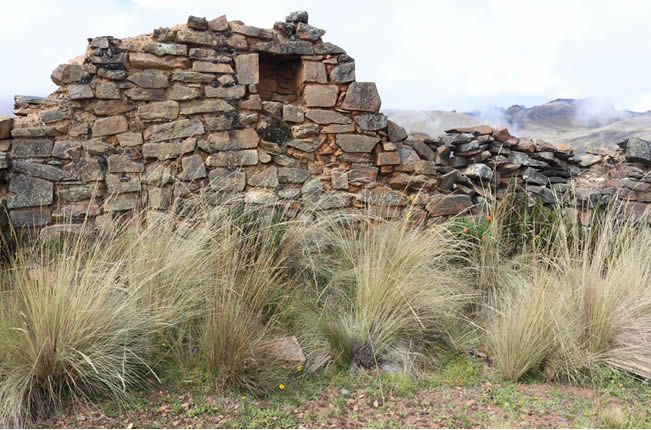 Sitio arqueológico de Wilakaya en un empinado cerro cónico cerca de Coasa, provincia de Carabaya, Puno
