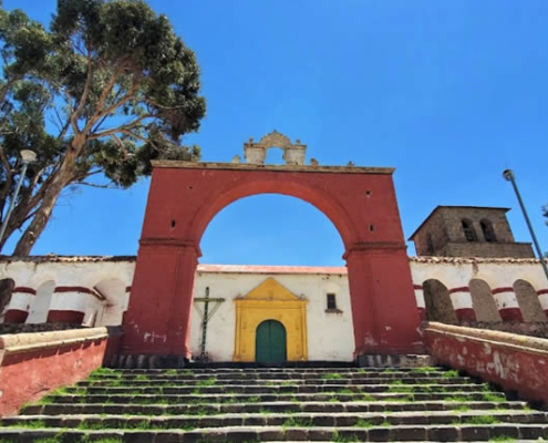 Templo de Nuestra Señora de la Asunción en Chucuito: iglesia colonial sobre el lago Titicaca Templo de Nuestra Señora de la Asunción en Chucuito: iglesia colonial sobre el lago Titicaca