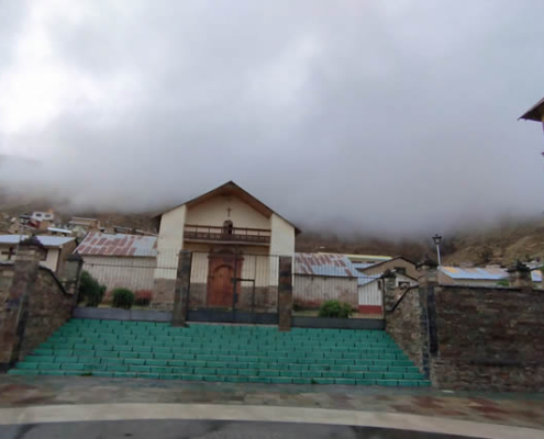 Templo de San Bartolomé en Usicayos – iglesia colonial en el altiplano de Carabaya Templo de San Bartolomé en Usicayos – iglesia colonial en el altiplano de Carabaya