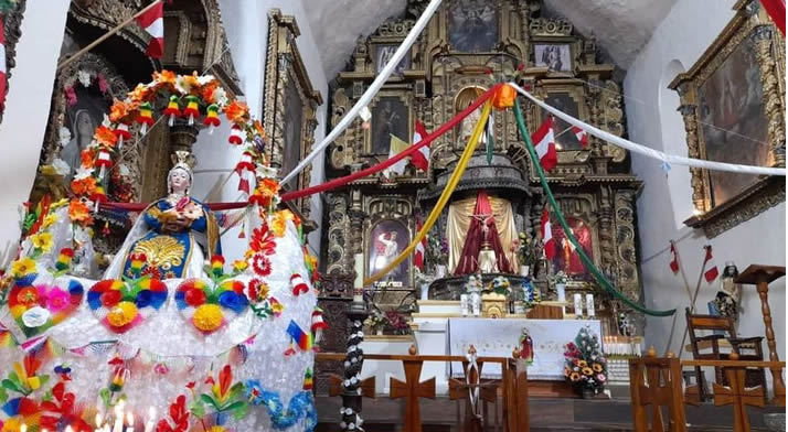 Innenraum goldener Hochaltar 