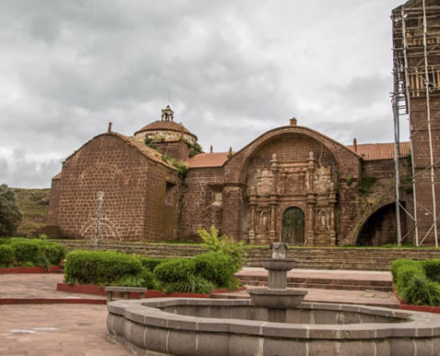 Templo de San Pedro y San Pablo en Zepita: iglesia mestiza barroca en el Altiplano Templo de San Pedro y San Pablo en Zepita: iglesia mestiza barroca en el Altiplano