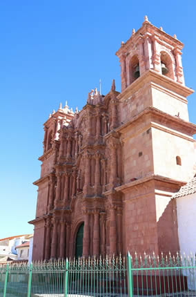 Templo San Jerónimo en Asillo: iglesia colonial barroca de piedra roja con fachada ricamente decorada y campanario en el Altiplano de Puno