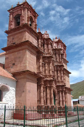 Fachada barroca ricamente decorada con columnas, hornacinas, figuras y ornamentos