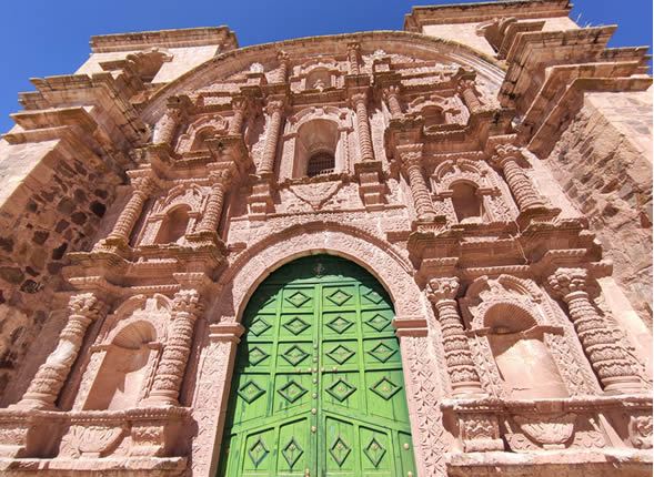 Eingangsportal des Templo mit grünem Holztor und reich ornamentierter barocker Steinfassade