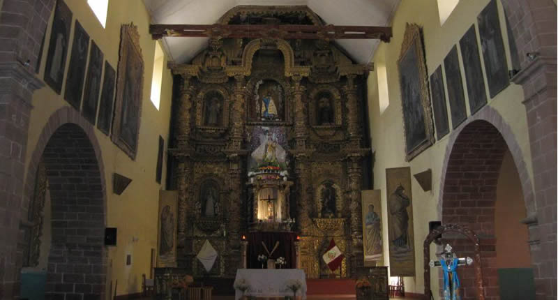 Innenraum des Templo Santiago Apóstol in Huancané mit barockem Hochaltar